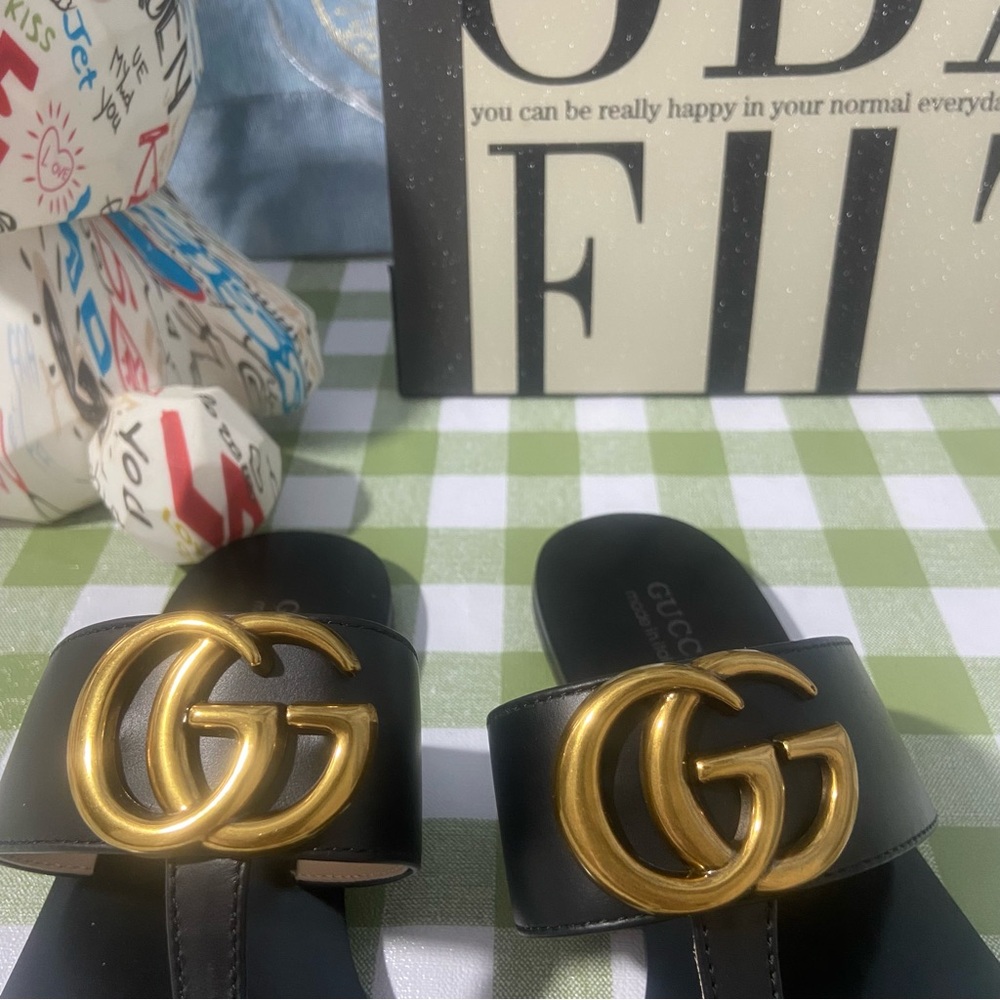 🌹💕Gucci Black and Gold Sandals💕 - Picture 3 of 7